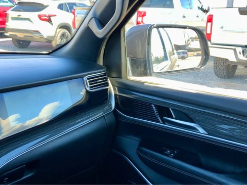 Used 2022 Jeep Wagoneer Series III w/ Flexible Seating Group image 33