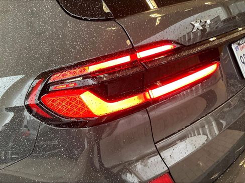 Used 2025 BMW X7 M60i image 33