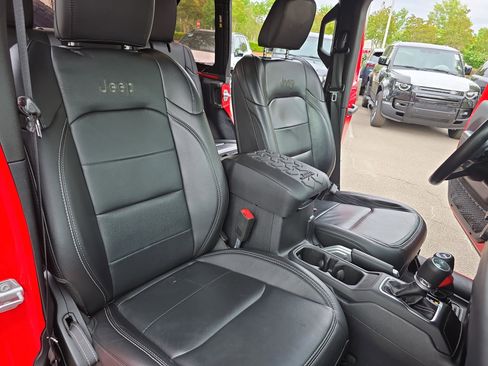 Used 2019 Jeep Wrangler Unlimited Sahara w/ Quick Order Package 24M Moab AWD/4WD image 10