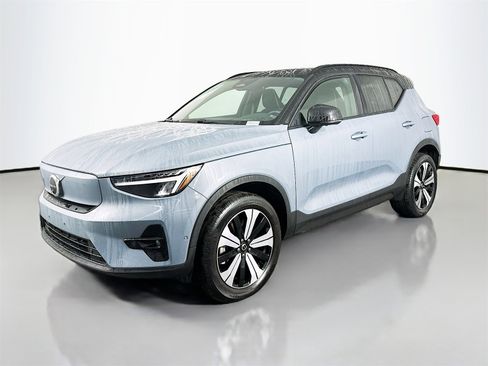 Used 2023 Volvo XC40 Recharge Plus image 3