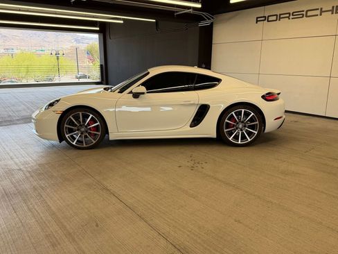 Certified 2022 Porsche 718 Cayman S RWD image 2