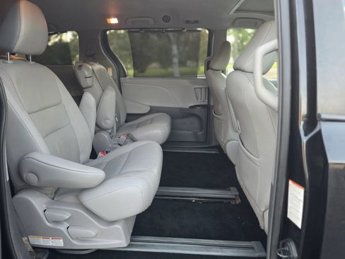 Used 2017 Toyota Sienna XLE FWD image 16
