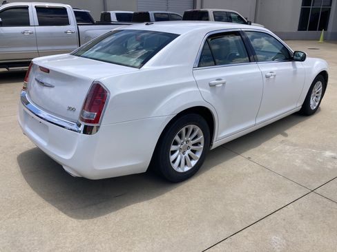 Used 2013 Chrysler 300 RWD image 2