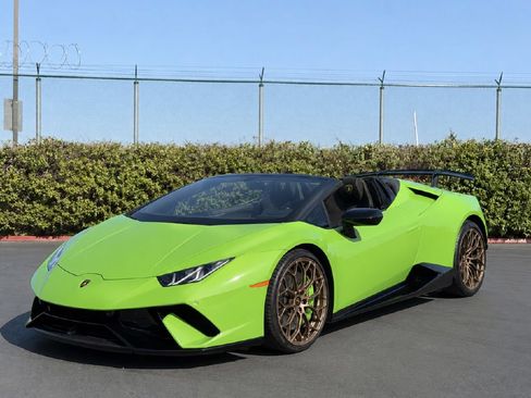 Used 2019 Lamborghini Huracan Performante AWD/4WD image 3