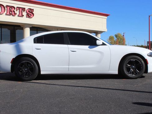 Used 2019 Dodge Charger SXT image 3