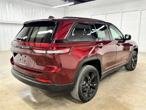 Used 2025 Jeep Grand Cherokee Altitude RWD image 7