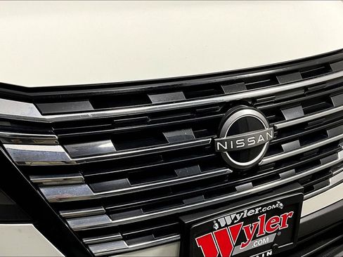 Used 2024 Nissan Rogue S image 31