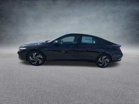 Used 2025 Hyundai Elantra Sport FWD image 12