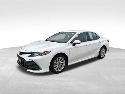 Used 2021 Toyota Camry LE image 9