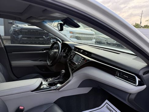 Used 2018 Toyota Camry XLE FWD image 9