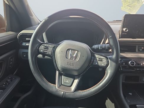 Used 2025 Honda Pilot TrailSport image 14