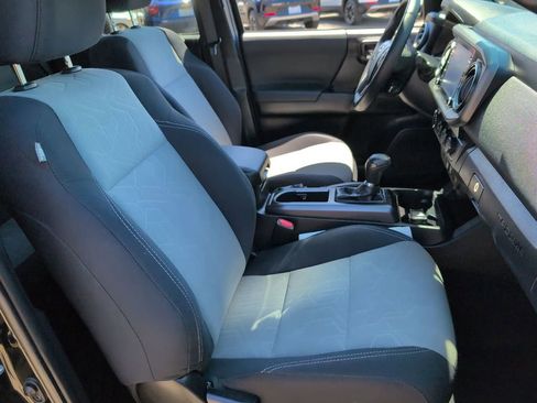 Used 2020 Toyota Tacoma TRD Off-Road w/ Technology Package AWD/4WD image 28