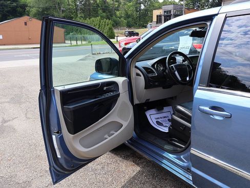 Used 2011 Chrysler Town & Country Touring-L w/ Driver Convenience Group FWD image 13