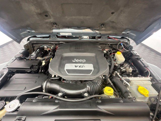 Used 2014 Jeep Wrangler Unlimited Sahara w/ Dual Top Group AWD/4WD image 24