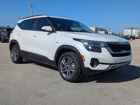 Certified 2023 Kia Seltos S w/ Navigation Package image 2