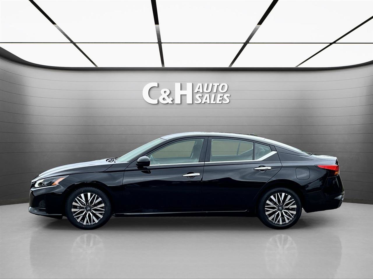 Used 2025 Nissan Altima 2.5 SV FWD image 11