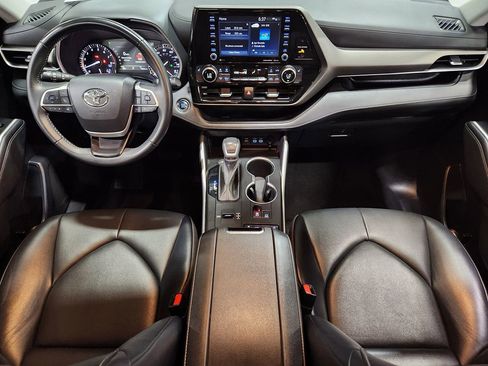 Used 2022 Toyota Highlander XLE FWD image 47