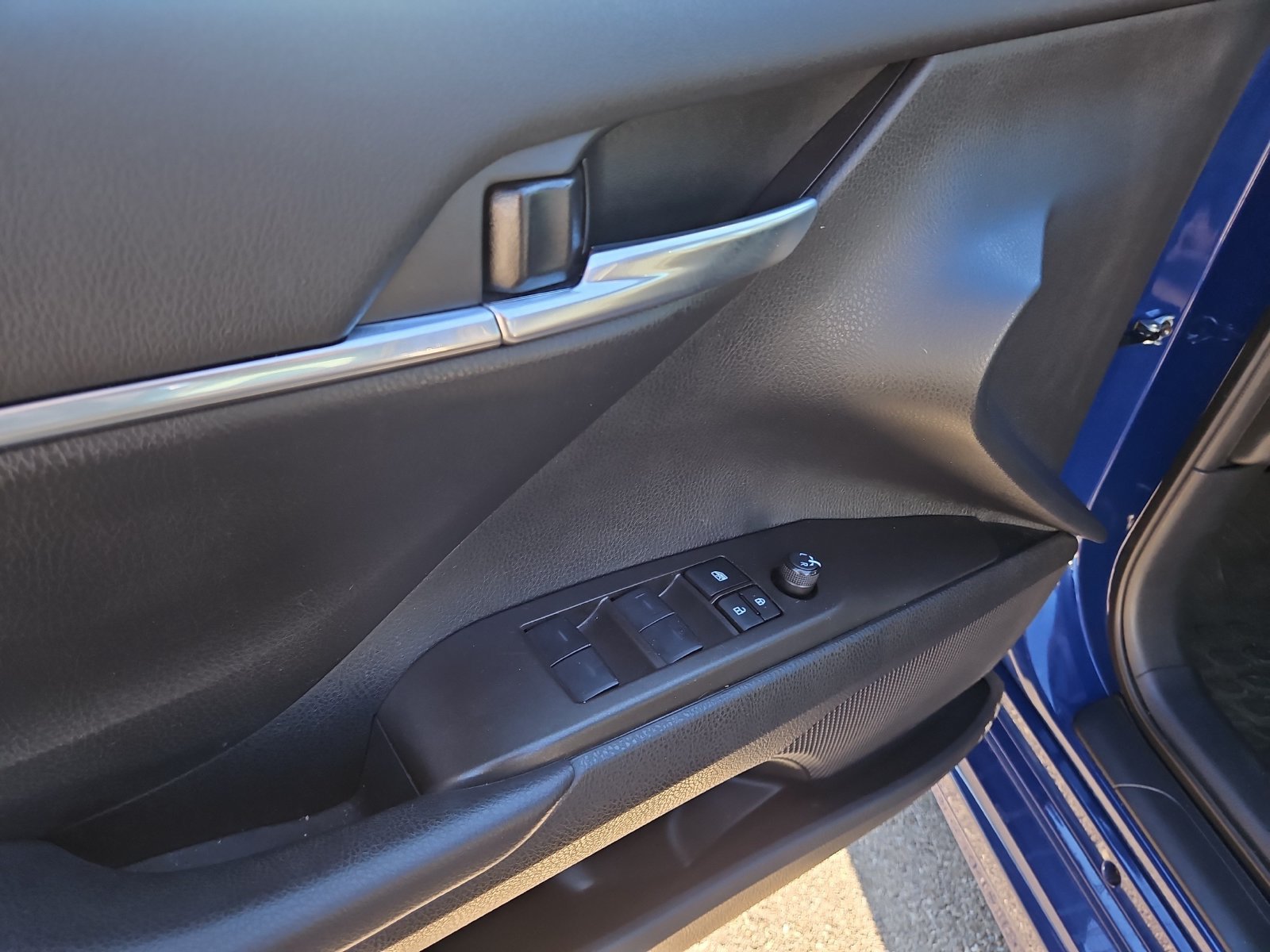 Used 2024 Toyota Camry SE w/ Cold Weather Package FWD image 19