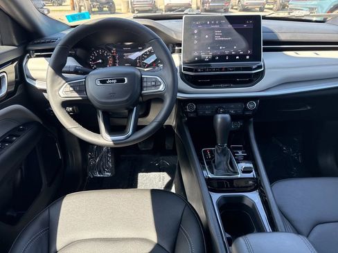 Used 2025 Jeep Compass Limited image 19