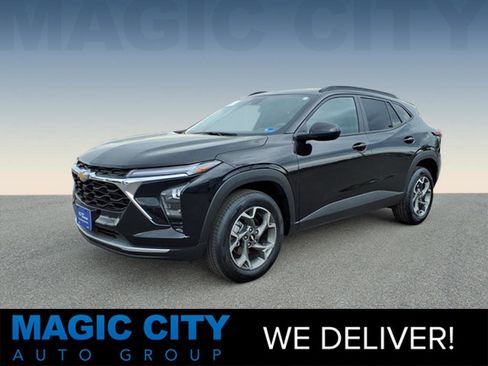 Used 2025 Chevrolet Trax LT FWD image 1