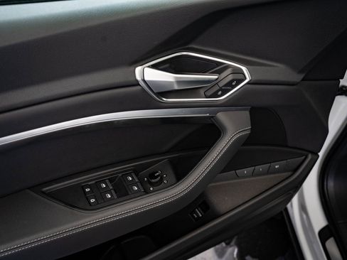 Used 2022 Audi e-tron Premium w/ Convenience Plus Package image 24