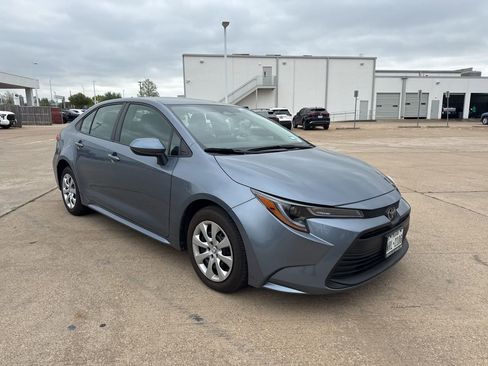Used 2025 Toyota Corolla LE image 2
