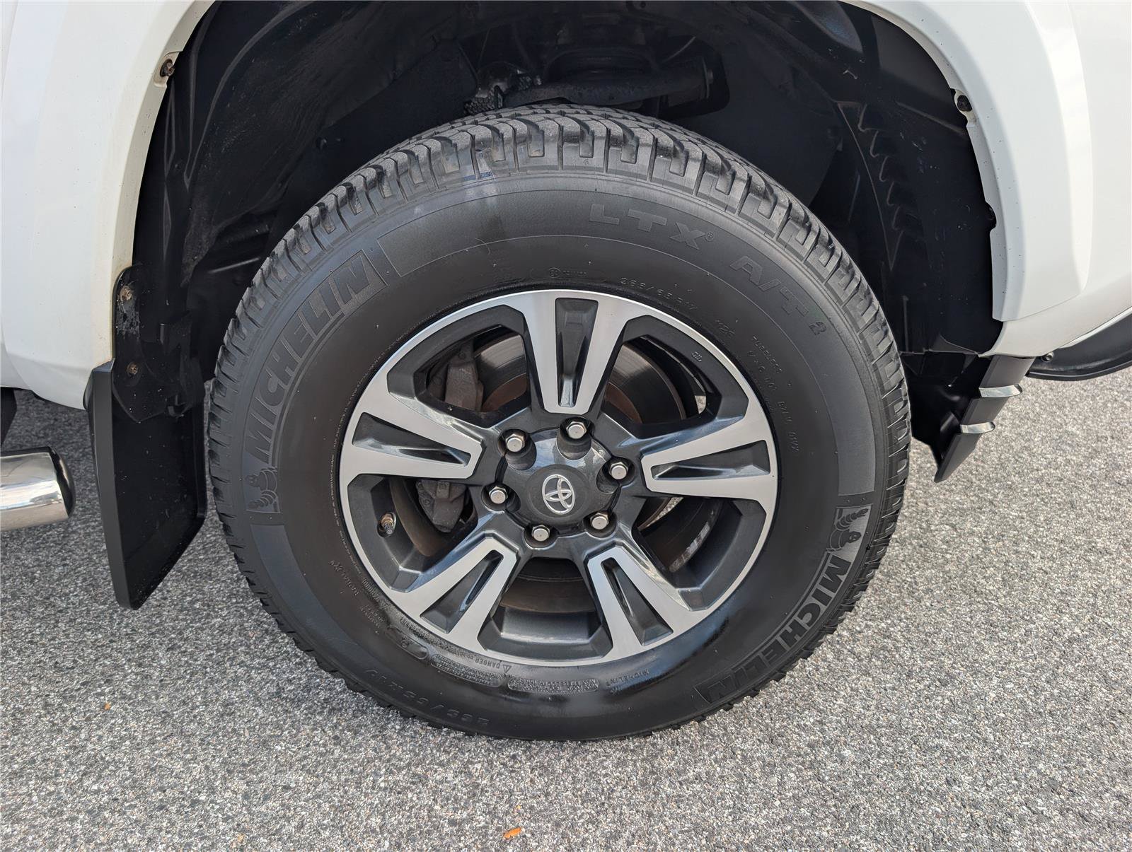 Used 2016 Toyota Tacoma TRD Sport w/ Towing Package AWD/4WD image 9
