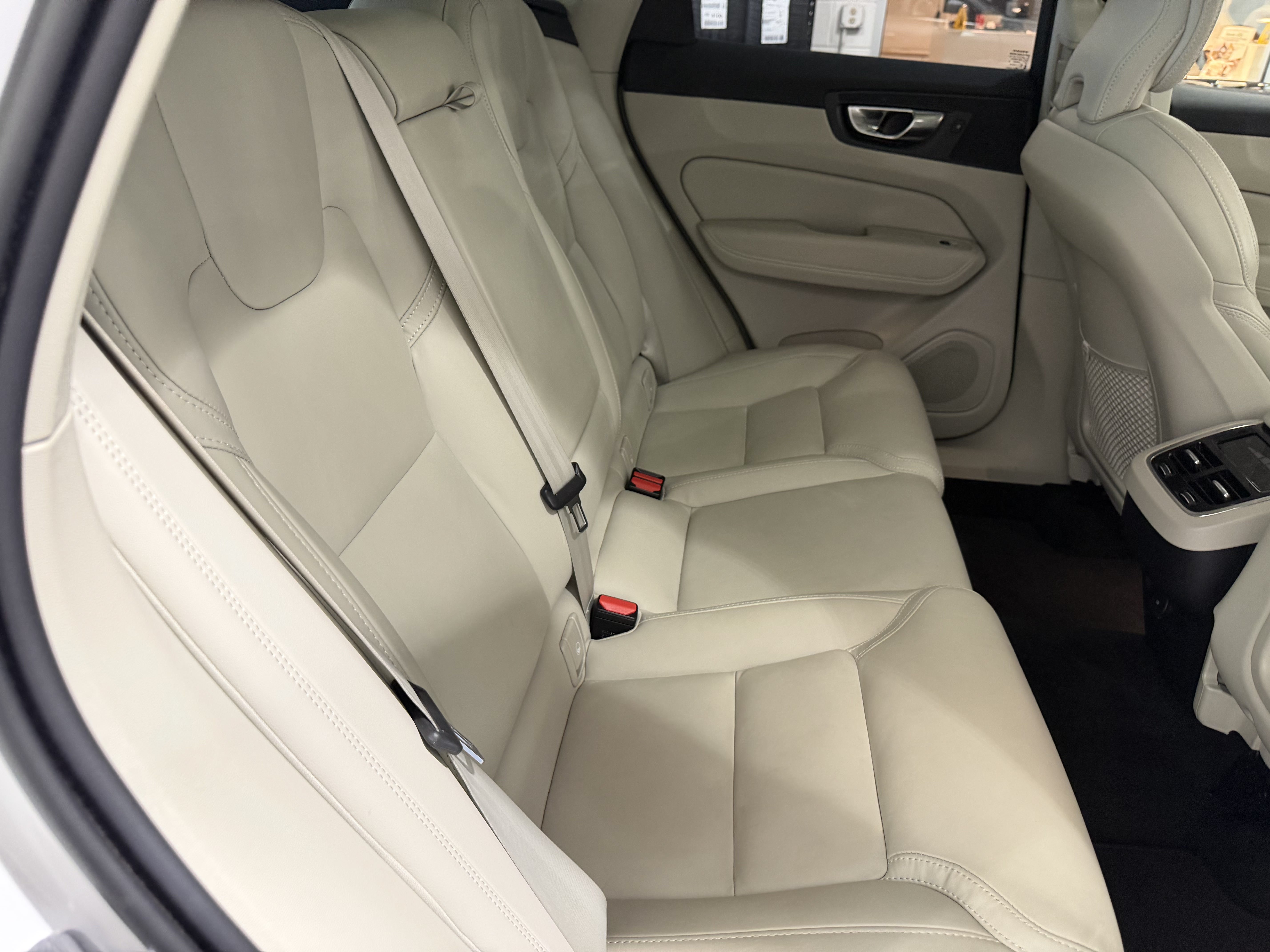 Used 2023 Volvo XC60 B5 Ultimate w/ Climate Package FWD image 25