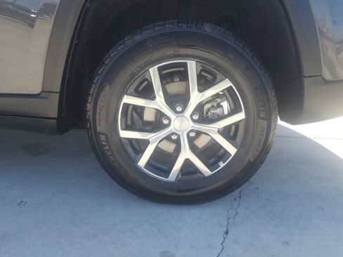 Used 2024 Jeep Grand Cherokee Limited image 16