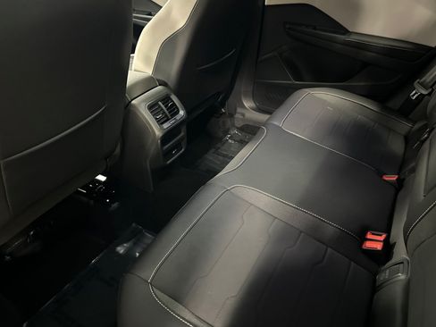 Used 2025 Volkswagen Taos SE w/ Panoramic Sunroof Package FWD image 11