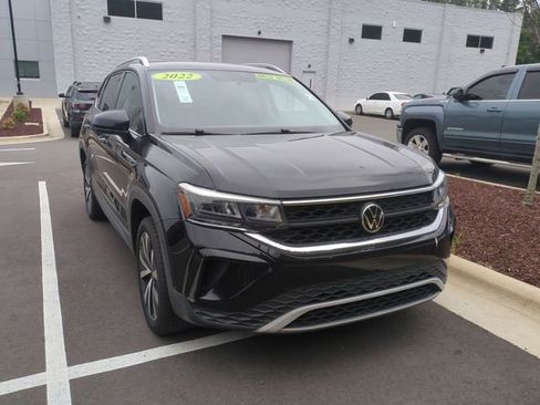 Used 2022 Volkswagen Taos SE FWD image 6