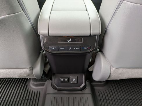 Used 2021 Toyota Highlander Limited image 18