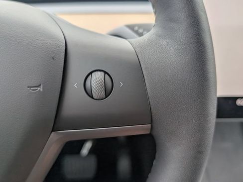 Used 2024 Tesla Model Y Long Range AWD/4WD image 23