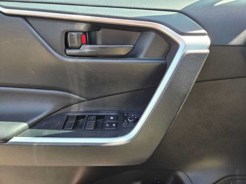Used 2022 Toyota RAV4 LE AWD/4WD image 24
