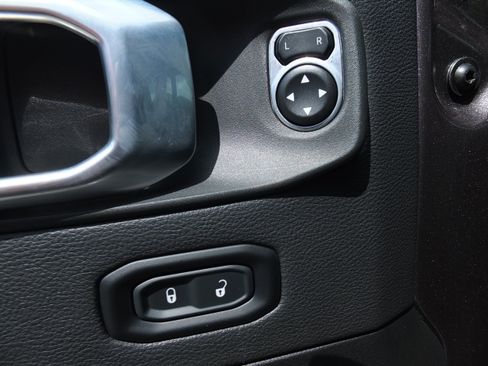 Used 2025 Jeep Wrangler Unlimited Sahara AWD/4WD image 17