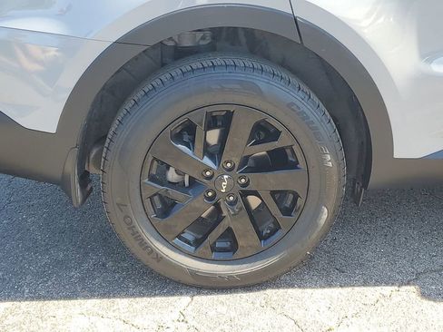 Used 2023 Kia Sorento S w/ Panoramic Sunroof Package AWD/4WD image 5