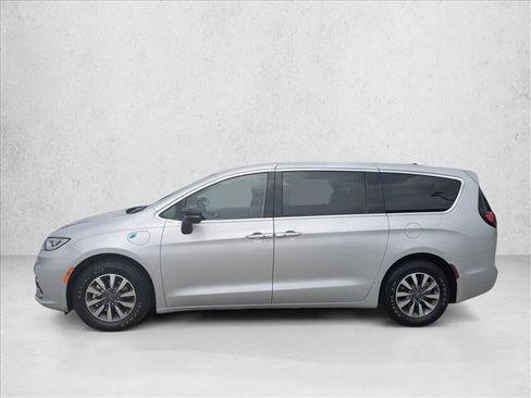 Used 2024 Chrysler Pacifica Limited FWD image 9
