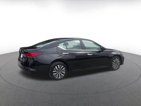 Used 2025 Nissan Altima 2.5 SV FWD image 15