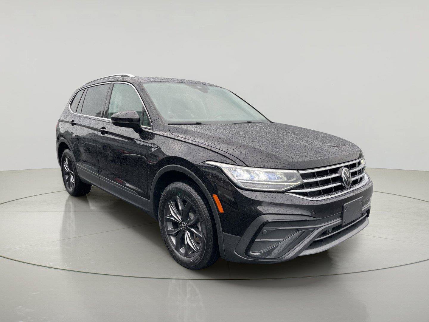 Used 2022 Volkswagen Tiguan SE AWD/4WD image 1