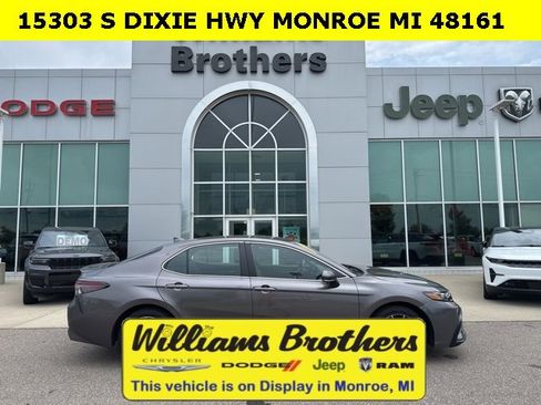 Used 2023 Toyota Camry SE image 5