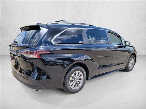 Used 2026 Toyota Sienna LE FWD image 5