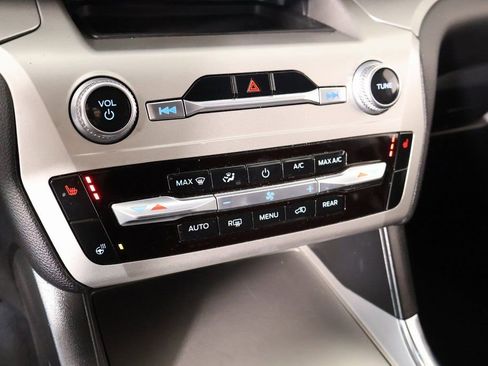 Used 2022 Ford Explorer XLT w/ Equipment Group 202A image 7