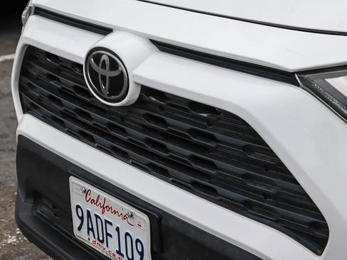 Used 2022 Toyota RAV4 XLE w/ Convenience Package FWD image 3