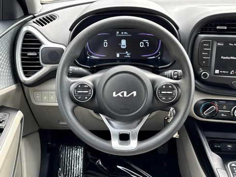 Used 2025 Kia Soul LX w/ LX Technology Package FWD image 23