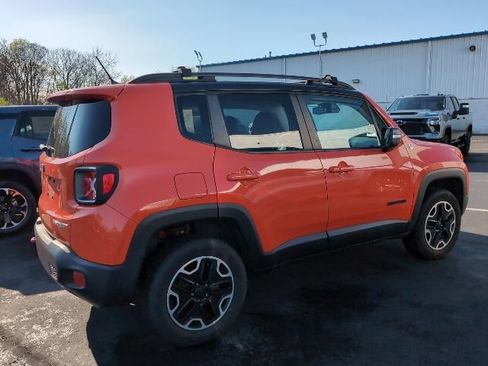 Used 2017 Jeep Renegade Trailhawk w/ Premium Trailhawk Package AWD/4WD image 3