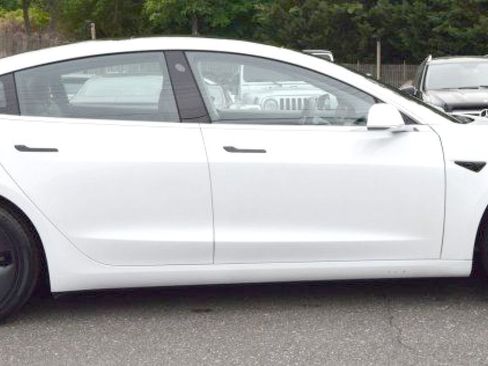Used 2020 Tesla Model 3 Standard Range RWD image 10