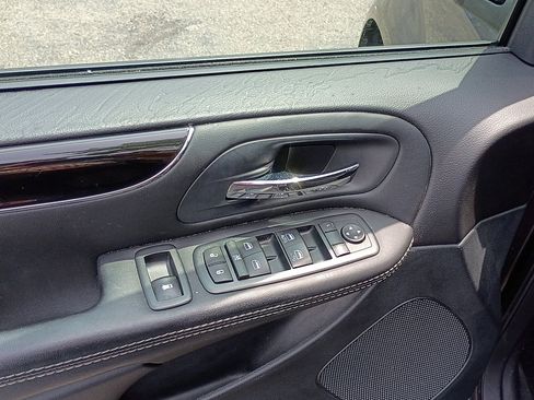 Used 2016 Dodge Grand Caravan SXT FWD image 23