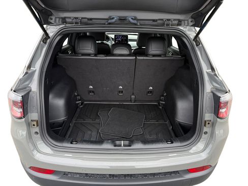 Used 2023 Jeep Compass Limited image 17