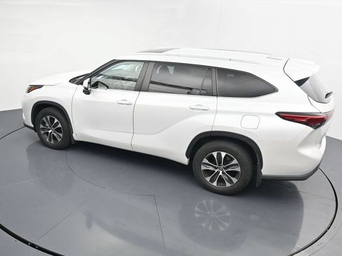 Used 2023 Toyota Highlander XLE AWD/4WD image 25