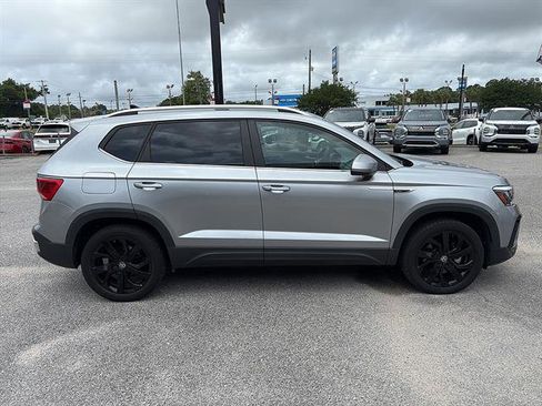 Used 2023 Volkswagen Taos SE w/ Panoramic Sunroof Package FWD image 4